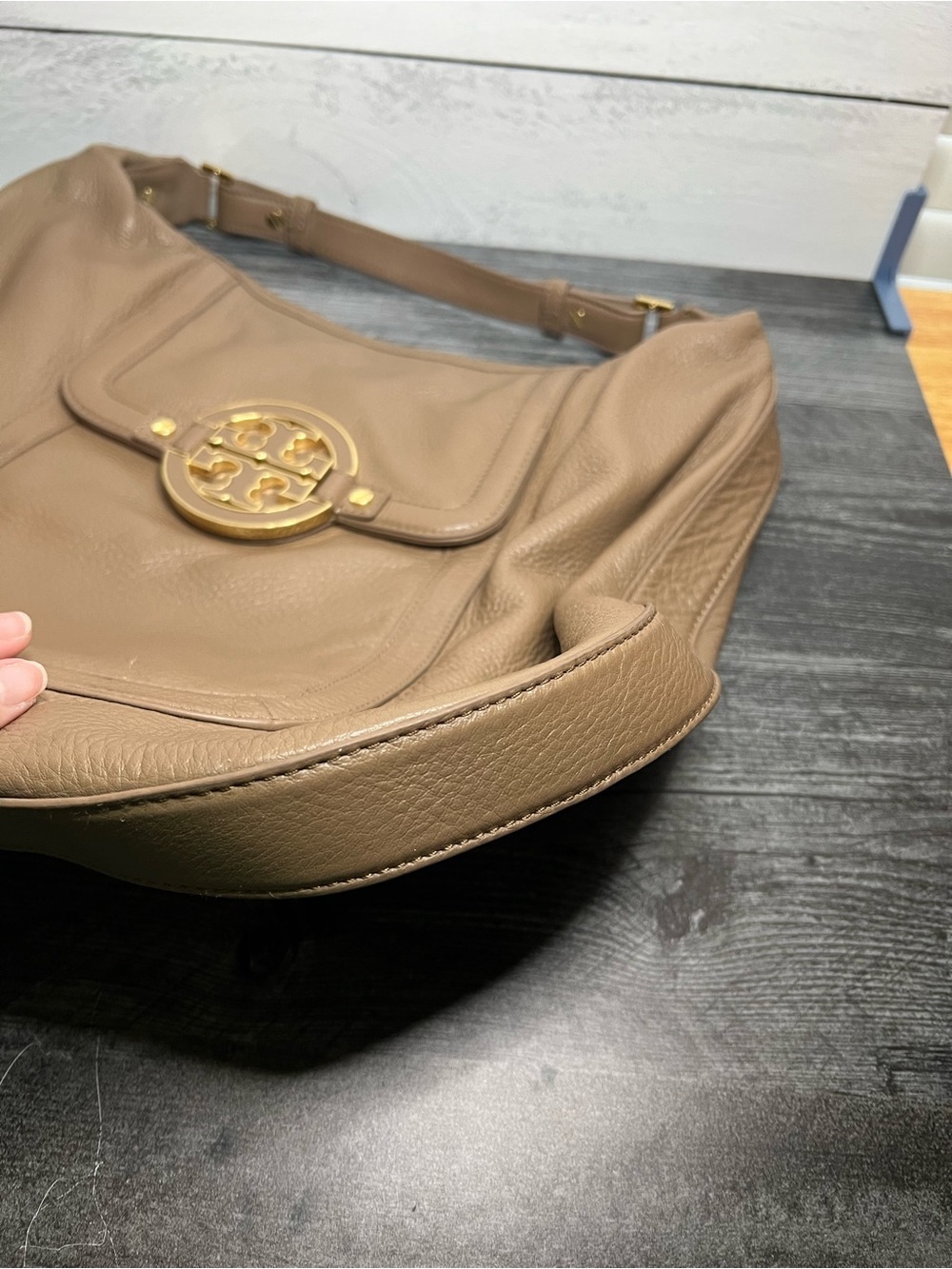 Tory Burch Taupe Pebbled Leather Shoulder Bag with Gold Logo - Picture 6 of 7